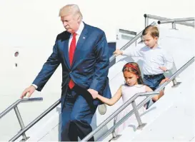  ?? JONATHAN ERNST/REUTERS ?? El presidente de EU y sus nietos, al llegar a Nueva Jersey.