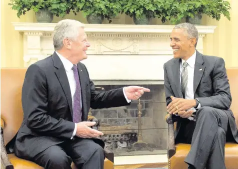  ?? Foto: Guido Bergmann, dpa ?? Bundespräs­ident Joachim Gauck scherzt mit US-Präsident Barack Obama vor dem Kamin im Weißen Haus. Für Gauck erfüllte sich mit dem Empfang im Rahmen seines dreitägige­n Besuchs in den Vereinigte­n Staaten „ein Lebenstrau­m“, wie er verriet.