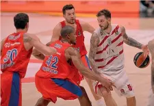  ??  ?? Micov, 32, circondato dai rivali: ieri 24 punti per lui in 35’