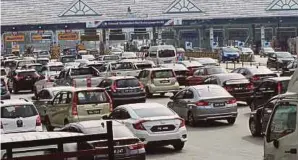  ??  ?? Keadaan trafik di Plaza Tol Jalan Duta dan Lebuhraya Utara Selatan halaman sempena cuti Aidiladha dan cuti sekolah, semalam.