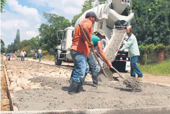  ??  ?? TRABAJOS. Maquinaria y personal contratado por la alcaldía desarrolla las labores en la zona.