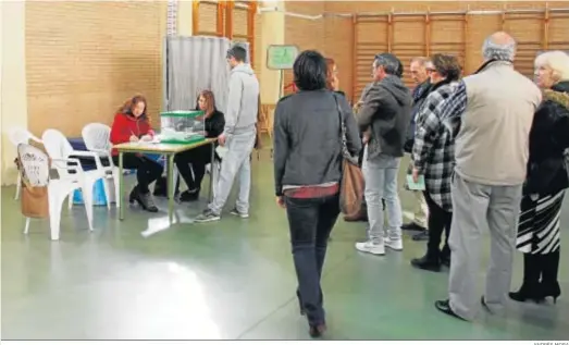 ?? ANDRÉS MORA ?? Una imagen del colegio electoral instalado en el IES Pintor Juan Lara.