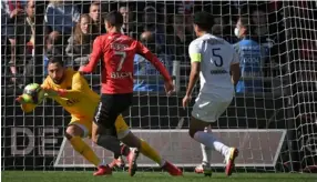  ?? AFP ?? Martin Terrier del Rennes intenta vencer a Gianluigi Donnarumma. Al italiano le tocó la primera derrota del PSG.