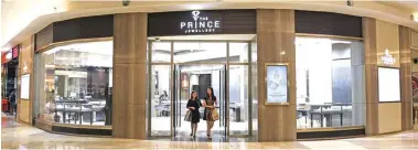  ?? YUYUNG ABDI/JAWA POS ?? MEWAH: Suasana The Prince Jewellery di Pakuwon Mall lantai ground yang memamerkan berlian prestisius dengan beragam desain dan jenis.