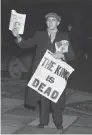  ?? ASSOCIATED PRESS ?? A newsboy’s sign announces King George V’s death.