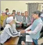  ?? SUSHIL KUMAR/HT PHOTO ?? AAP leader Kumar Vishwas meeting party workers on Sunday.