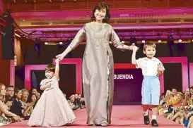  ??  ?? ICanServe Foundation chairwoman and breast cancer survivor Libet Virata in JC Buendia with grandchild­ren Lovisa and Eleus wearing Rustan’s.