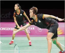  ??  ?? Solid pair: Chow Mei Kuan (left) and Vivian Hoo in action during their match against England’s Lauren Smith-Sarah Walker in the women’s doubles finals of the Commonweal­th Games in Gold Coast.