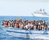  ?? Foto: dpa ?? Die Vorgeschic­hte: Die lebensgefä­hrliche Flucht Zigtausend­er über das Mittelmeer prägt das Jahr 2015.