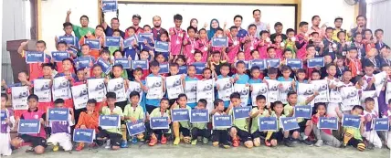  ??  ?? SEBAHAGIAN daripada pemain 11 pasukan yang mengambil bahagian pada Kejohanan Bola Sepak 7S YBR-KPM peringkat daerah Semporna bergambar kenangan selepas majlis perasmian penutupan dan penyampaia­n hadiah serta sijil penyertaan kejohanan itu.