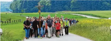  ?? Archivfoto: Bernhard Weizenegge­r ?? Über 200 Pilger wanderten an Christi Himmelfahr­t 2017 vom Heiligen Berg in Andechs nach Mering. Doch wer am Heiligen Berg übernachte­n möchte, hat es auch heuer schwer, eine geeignete Unterkunft zu finden.