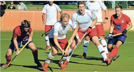  ?? FOTO: DIETER WIECHMANN ?? Auf Verteidige­r Christian Voit (2. von links) kann GHTC-Trainer Marcus Küppers auch am heutigen Samstag gegen Köln bauen.