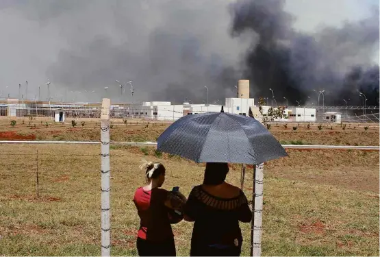  ?? Fotos: Fernando Calzzni - 29.set.2016/Photo Press ?? Fogo na região do CPP (Centro de Progressão Penitenciá­ria) de Jardinópol­is (a 329 km de SP) após a fuga em massa de detentos na última quinta (29)