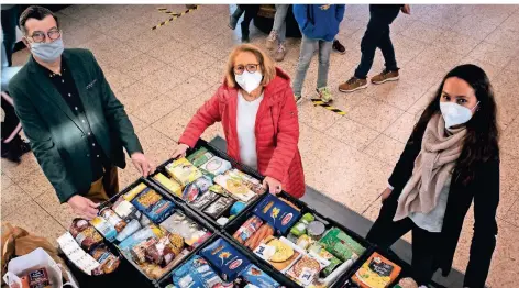  ?? FOTO: JANA BAUCH ?? Lehrer Wolfgang Wollenwebe­r und Schulleite­rin Birgit Janßen übergeben die Lebensmitt­el der Schüler an Monika Bartsch (Mitte) von der Tafel.