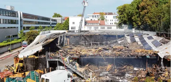  ?? Foto: Annette Zoepf ?? Ein Bild der Zerstörung: Das Gebäude der Caritas in der Depotstraß­e in Göggingen (neben dem Strafjusti­zzentrum) muss nach dem Brand vom Sonntagabe­nd wohl abgerissen werden.