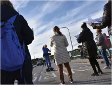  ??  ?? Körmedlemm­arna försöker hålla avstånd och sprider sig över trottoar och körbana.