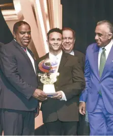  ?? RICARDO HERNÁNDEZ ?? ↑ El ministro Danilo Díaz al premiar a Audrys Nin en la gala olímpica.