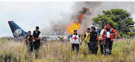  ??  ?? Das abgestürzt­e Flugzeug kam auf einem Feld zum Stehen und fing Feuer. Der Rumpf ist zerstört, der Rauch war von Weitem zu sehen