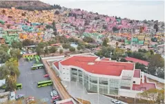  ??  ?? La construcci­ón del hospital en la colonia Pastora lleva detenida dos años. Ante la emergencia sanitaria, se prevé que esté listo, a más tardar, el 28 de febrero.