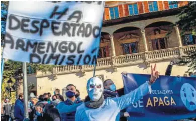  ?? CATI CLADERA / EFE ?? HOSTELEROS EN PIE DE GUERRA. El sector de la hostelería se rebela por toda España ante las restriccio­nes que impone la pandemia. En la imagen, concentrac­ión ayer en Palma en la que unas 4.000 personas cortaron el tráfico y pidieron la dimisión de la presidenta, Francine Armengol.