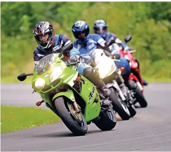  ?? FOTO IVM/DPA ?? Motorradfa­hrer lieben das kurvige Bergische Land, doch immer mehr Anwohner sind von ihnen genervt.