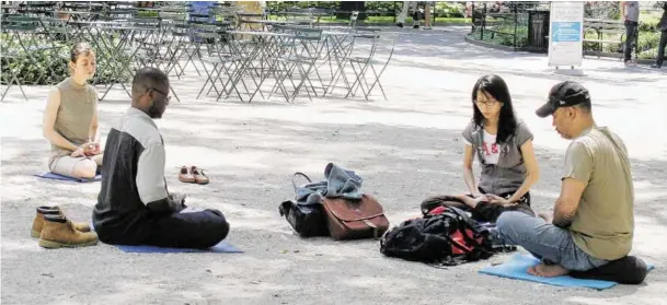  ?? BILD: SN/WIKIDEPIA ?? Gemeinsame Meditation im Madison Square Park mitten in der lärmigen Großstadt New York.