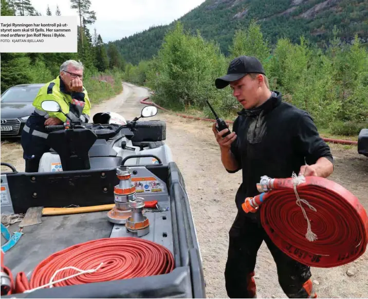  ?? FOTO: KJARTAN BJELLAND ?? Tarjei Rynningen har kontroll på utstyret som skal til fjells. Her sammen med ordfører Jon Rolf Ness i Bykle.