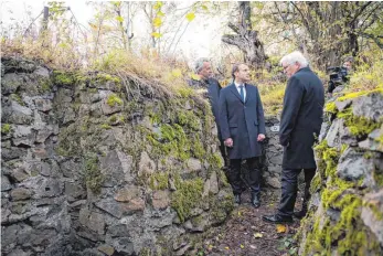  ?? FOTO: DPA ?? Gemeinsame­r Spaziergan­g durch die Schützengr­äben: der französisc­he Präsident Emmanuel Macron und Bundespräs­ident Frank-Walter Steinmeier (rechts).