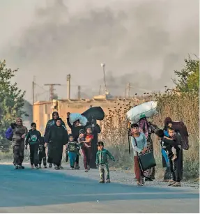  ?? PHOTO AFP ?? Les violences ont provoqué la fuite de dizaines de civils à bord de motos et voitures, partant même à pied, chargés de valises et de sacs.