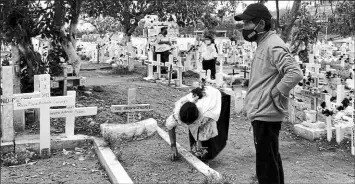  ?? josé luis rosales /el comercio ?? • Pocas familias visitaron ayer el cementerio público de Cotacachi (Imbabura).