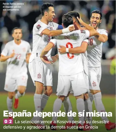  ?? VALDRIN XHEMAJ / EFE ?? Ferrán Torres celebra el segundo gol con sus compañeros.