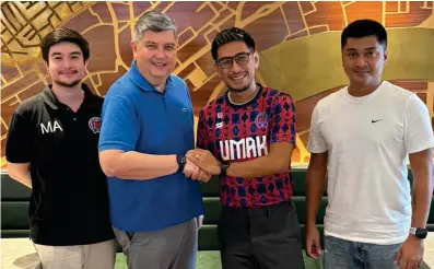  ?? CONTRIBUTE­D PHOTO ?? SATO IS HOME!
Davao Aguilas Club President Mike Atayde (2nd from left), assistant coach Luis Atayde and coach Aber Ruzgal welcome Daisuke Sato to the Davao Aguilas FC over the weekend.