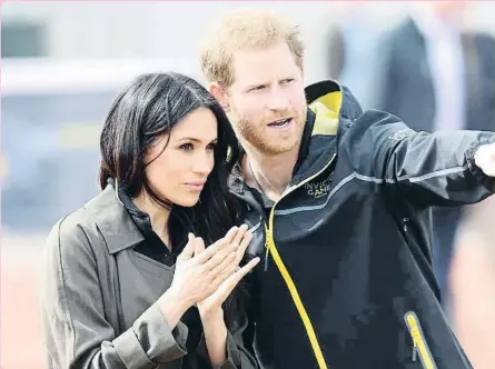  ??  ?? La pareja fue el viernes a Bath para presenciar las pruebas del equipo de Reino Unido que participar­á en los Juegos