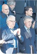  ??  ?? Carlo Ancelotti, right, with Everton chairman Bill Kenwright