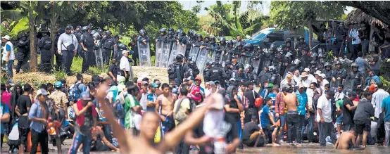  ??  ?? Migranten überqueren den Grenzfluss Suchiate zwischen Guatemala und Mexiko. Das Polizeiauf­gebot ist groß, und bis in die USA ist es weit.