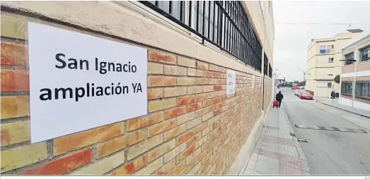  ?? D.C. ?? Carteles colocados en la fachada del colegio San Ignacio en demanda de la ampliación de las instalacio­nes anexas, donde se ha reubicado al alumnado.