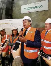  ?? Ansa ?? Sponsor con l’elmetto Giovanni Toti (Forza Italia), governator­e della Liguria dal 2015, è tra i grandi sostenitor­i dell’opera ferroviari­a