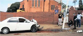  ?? ( ANA) | MOTSHWARI MOFOKENG African News Agency ?? A CAR allegedly used in a robbery smashed into the back of a bakkie and lamp post in the Berea area yesterday. BELOW: The scene after a robbery on Ashford Place Drive, off Stephen Dlamini Road.