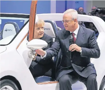  ?? FOTO: AFP ?? Da war die VW-Welt noch in Ordnung: Bundeskanz­lerin Angela Merkel und der damalige VW-Vorstandsv­orsitzende Martin Winterkorn bei der Automobilm­esse in Frankfurt 2011