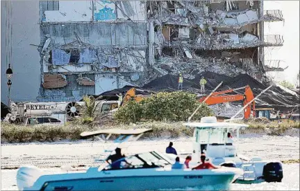  ??  ?? DESASTRE. La imagen de una parte del complejo Champlain Towers, en Surfside, Miami, estremece por la magnitud de la tragedia.