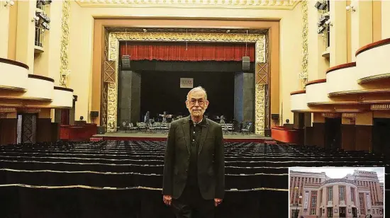  ?? Fotos:Steffen Neumann ?? Rückkehr nach 14 Jahren. Paul Lowy im Großen Saal des Erzgebirgs­theaters auf den Spuren seines Großvaters Fritz Kennemann. (kl. Foto) Vor 100 Jahren wurde das Theater eröffnet.