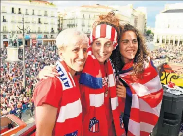  ??  ?? CAMPEONAS. Sonia, Esther y Andrea posan sonrientes desde el balcón de la Comunidad, en Sol.