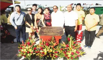  ??  ?? Prime Minister Moses Nagamootoo (centre) and representa­tives of the Chinese Associatio­n of Guyana