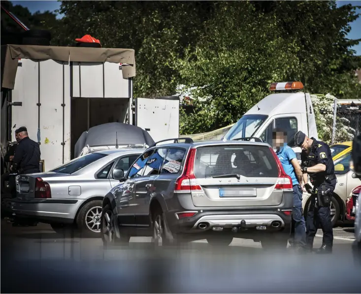  ??  ?? GRÄNSPOLIS­EN VÄST. Mikael Holmgren vid ett uppdrag i Göteborgst­rakten förra året.