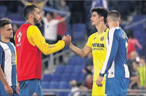  ??  ?? REENCUENTR­O. Borja y Gerard, que además son amigos, se saludan tras el Espanyol-Villarreal del pasado 10 de octubre en Cornellà.