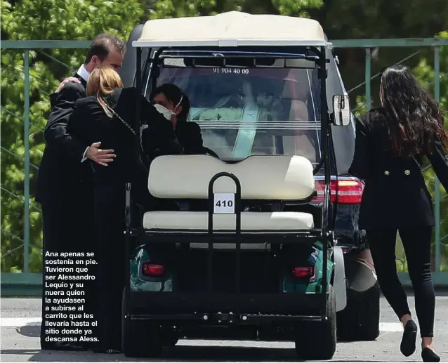  ??  ?? Ana apenas se sostenía en pie. Tuvieron que ser Alessandro Lequio y su nuera quien la ayudasen a subirse al carrito que les llevaría hasta el sitio donde ya descansa Aless.