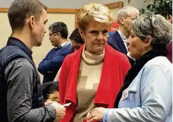  ??  ?? Sophie Deloisy, maire adjointe (à droite) et Ginette Motot (de face), maire de Coulommier­s, sont allées à la rencontre des partenaire­s.