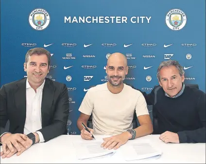  ?? FOTO: MC ?? Guardiola, firmando su nuevo contrato con el City junto a Ferran Soriano y Txiki Begiristai­n