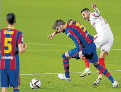  ??  ?? Gerard Pique protege el balón ante En Nesiry en el duelo del pasado miércoles.