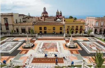  ?? Fotos: Richard Mayr ?? Wenn La Orotava Fronleichn­am feiert, hält das die ganze Stadt in Atem. Auf dem Rathauspla­tz entsteht jedes Jahr ein gigantisch großer Teppich aus Sand, und die Wege der Prozession werden mit Blumen geschmückt.